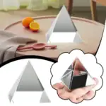 Pyramide en miroir élégante pour décoration intérieure ou scientifique, avec surface réfléchissante brillante. Idéal pour ajouter une touche moderne à votre espace ou pour des expériences opt.
