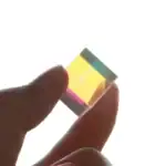 Pyramide en verre coloré, objet scientifique décoratif, avec effets de lumière et transparence, parfait pour une décoration originale et moderne.