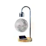 Lampe de bureau innovante avec une lune en 3D suspendue sous un bras métallique, créant une ambiance scientifique et moderne.