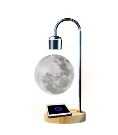 Lampe de bureau innovante avec une lune en 3D suspendue sous un bras métallique, créant une ambiance scientifique et moderne.