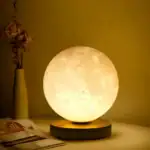 Lampe lune douce lumière, idéale pour une décoration intérieure originale et apaisante.