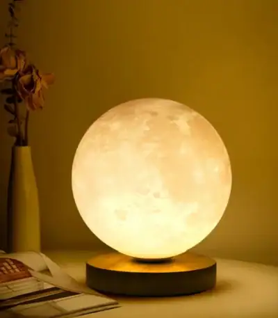Lampe lune douce lumière, idéale pour une décoration intérieure originale et apaisante.