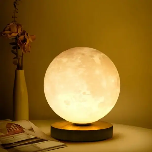 Lampe lune douce lumière, idéale pour une décoration intérieure originale et apaisante.