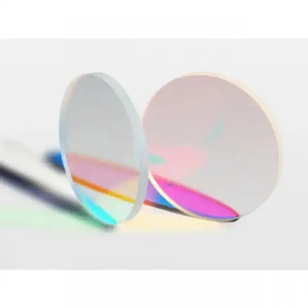 Lentille de contact holographique colorée avec effet irisé, idéale pour un look original et futuriste. Parfaite pour la décoration ou le cosplay, cette lentille offre un rendu unique et captivant.