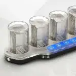 Pipettes en plastique transparentes pour expériences scientifiques, parfaites pour la manipulation précise de liquides en laboratoire.