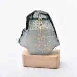 Pierre décorative en verre avec inscriptions dorées, sur socle en bois, idéale pour la décoration scientifique ou comme objet de collection.
