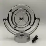 Modèle de roue de Newton en métal chromé, illustrant la conservation de l'énergie avec des sphères suspendues. Parfait pour la décoration scientifique ou éducative.
