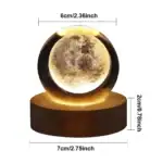 Lampe décorative lune avec base en bois et lumiÚre LED intégrée.