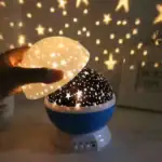 Lampe projection d'étoiles pour chambre enfant, créant une ambiance magique avec des motifs lumineux d'étoiles et de lune. Idéale pour décorer la chambre ou pour une veilleuse apaisante.