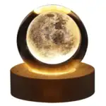 Lampe lune en suspension avec éclairage LED intégré, créant une ambiance chaleureuse et mystérieuse. Parfaite pour la décoration intérieure ou comme objet scientifique unique.