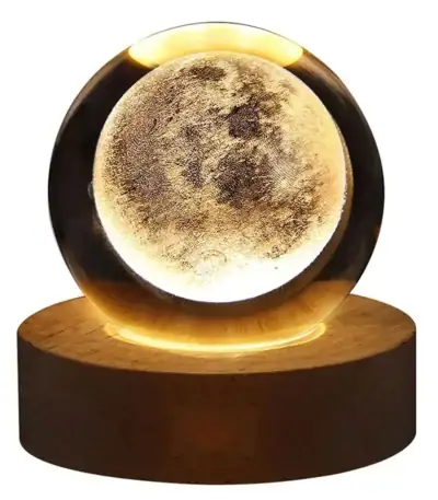 Lampe lune en suspension avec éclairage LED intégré, créant une ambiance chaleureuse et mystérieuse. Parfaite pour la décoration intérieure ou comme objet scientifique unique.