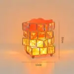 Lampe cube en verre coloré avec LED intégrée, décoration scientifique moderne, ambiance chaleureuse, dimensions 12cm x 12cm, idéale pour un intérieur original et lumineux.