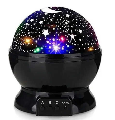 Lampe projection d'étoiles avec ciel nocturne et constellations.
