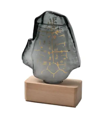Pendentif en verre transparent avec inscriptions scientifiques dorées, posé sur une base en bois naturel, idéal pour la décoration ou comme accessoire scientifique unique.