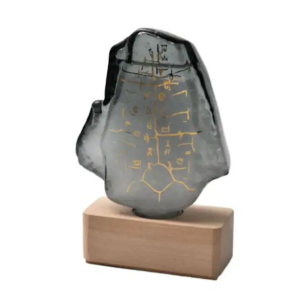 Pendentif en verre transparent avec inscriptions scientifiques dorées, posé sur une base en bois naturel, idéal pour la décoration ou comme accessoire scientifique unique.