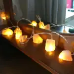 Pierre lumineuse en sel de l'Himalaya avec guirlande LED, idéale pour une décoration d'ambiance chaleureuse et naturelle dans votre intérieur ou extérieur.