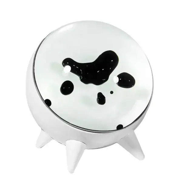Porte-bougie décoratif inspiré de la science avec liquide noir et blanc, idéal pour une décoration originale et moderne.