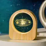 Lampe décorative en bois représentant le système solaire avec planètes et étoiles, idéale pour la décoration scientifique et éducative.