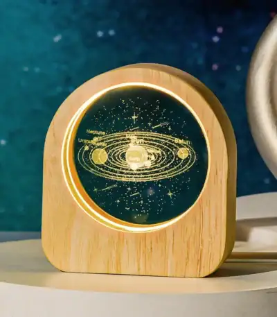 Lampe décorative en bois représentant le système solaire avec planètes et étoiles, idéale pour la décoration scientifique et éducative.