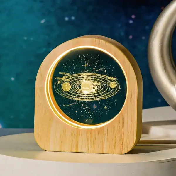 Lampe décorative en bois représentant le système solaire avec planètes et étoiles, idéale pour la décoration scientifique et éducative.