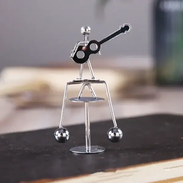Balade musicale en métal miniature avec guitare.