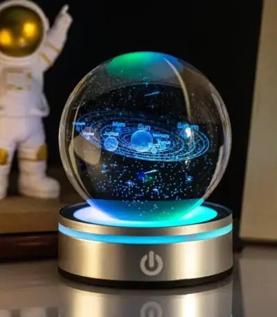 Sphere holographique représentant le système solaire avec planètes et orbites en 3D, illuminée par des lumières colorées, sur un socle lumineux, décor scientifique moderne.