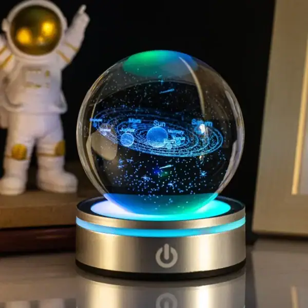 Sphere holographique représentant le système solaire avec planètes et orbites en 3D, illuminée par des lumières colorées, sur un socle lumineux, décor scientifique moderne.