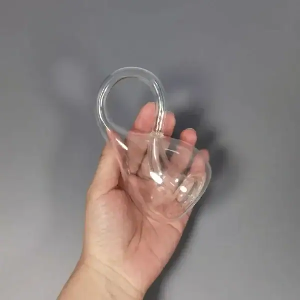 Pendentif en verre scientifique transparent, fabriqué à la main, avec un design élégant et minimaliste, parfait pour les amateurs de science et de décoration.