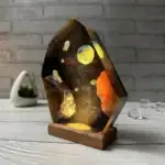 Pierre d'art cosmique avec motifs de planètes et étoiles, illuminée, sur support en bois, décoration inspirée de l'univers, idéale pour les amateurs d'astronomie et de décoration scientifique.
