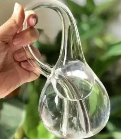 Pipette en verre en forme de poire, utilisée pour les expériences de laboratoire ou la décoration scientifique.