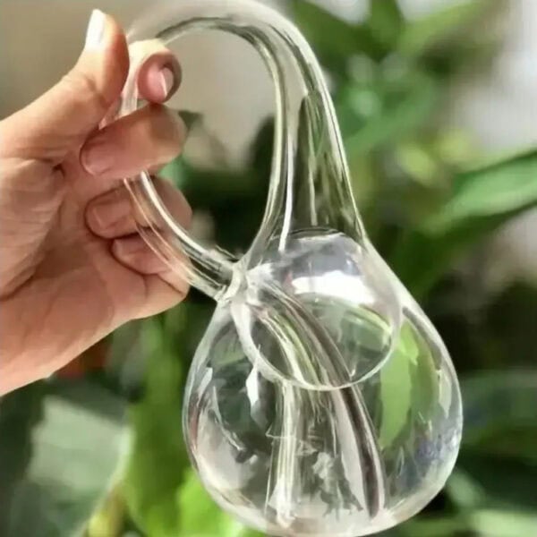 Pipette en verre en forme de poire, utilisée pour les expériences de laboratoire ou la décoration scientifique.