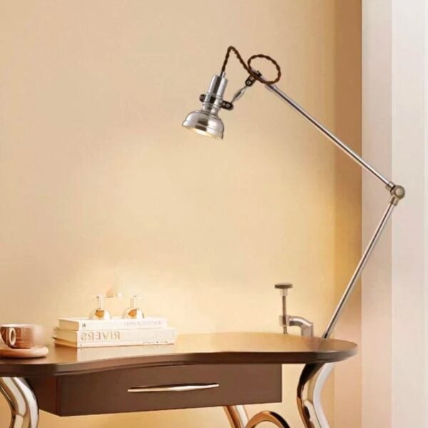 Lampe de bureau industrielle en métal, design vintage avec bras articulé, idéale pour un espace de travail ou une décoration intérieure moderne.