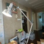 Lampe de bureau industrielle avec bras articulé en métal, idéale pour un décor scientifique ou industriel.