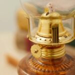 Lampe à pétrole en laiton avec globe en verre, idéale pour la décoration scientifique ou vintage. Parfaite pour ajouter une touche d'élégance et d'authenticité à votre intérieur ou collection.