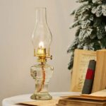 Lampe à pétrole ancienne en verre et laiton, idéale pour une décoration rétro ou vintage.