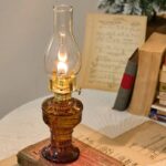 Lampe à pétrole décorative en verre et laiton, idéale pour une ambiance rétro ou vintage.