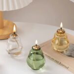 Vase en verre en forme de bouteille avec bougie allumée, décoration de style scientifique et moderne, idéale pour une ambiance chaleureuse et sophistiquée.