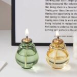 Bougies décoratives en verre, inspirées des fioles de laboratoire, parfaites pour une décoration scientifique ou vintage.