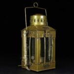 Lanterne vintage en laiton, idéale pour la décoration d'intérieur ou d'extérieur avec un style scientifique ou industriel. Parfaite pour ajouter une touche rétro à votre espace.