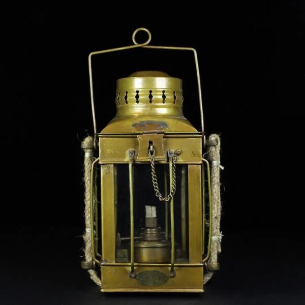 Lanterne à pétrole en laiton vintage avec poignée et chaîne, idéale pour décoration scientifique ou rétro. Parfaite pour un style industriel ou vintage dans un intérieur ou un extérieur.