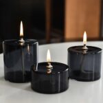 Bougies en verre noir avec flamme allumée, décoration inspirée de la science et de la recherche. Parfaites pour une ambiance mystérieuse ou un décor original.