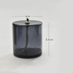 Poubelle de laboratoire en verre fumé avec couvercle en métal, dimensions 8 cm de diamètre et 8,5 cm de hauteur, idéale pour un usage scientifique ou décoratif.