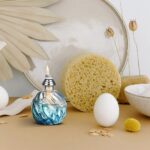 Bougie décorative en verre bleu avec motif tourbillonnant, idéale pour une ambiance chaleureuse et scientifique.