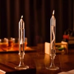 Bougies en verre avec flamme vacillante, parfaites pour la décoration scientifique ou thématique, apportant une ambiance chaleureuse et mystérieuse à votre espace.