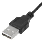 Clé USB noire connectée à un câble, vue rapprochée.