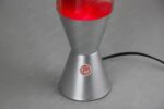 Lampe de bureau en forme d'ampoule avec base en aluminium et capuchon rouge, idéale pour la décoration scientifique ou pour un espace de travail original.