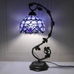 Lampe Tiffany avec abat-jour en verre coloré, style Art Nouveau, décoration élégante et vintage.