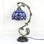 Lampe Tiffany avec abat-jour en verre coloré bleu et motif floral, style Art Nouveau, décoration élégante pour intérieur.