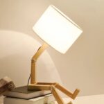 Lampe de bureau en bois avec abat-jour blanc, design moderne et écologique, idéale pour un espace de travail ou de lecture, apportant une touche naturelle et chaleureuse.