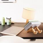 Lampe de bureau en bois avec support pour livres, idéale pour un espace de travail ou une décoration scientifique moderne. Design épuré et fonctionnel, parfait pour un bureau ou une étagère.